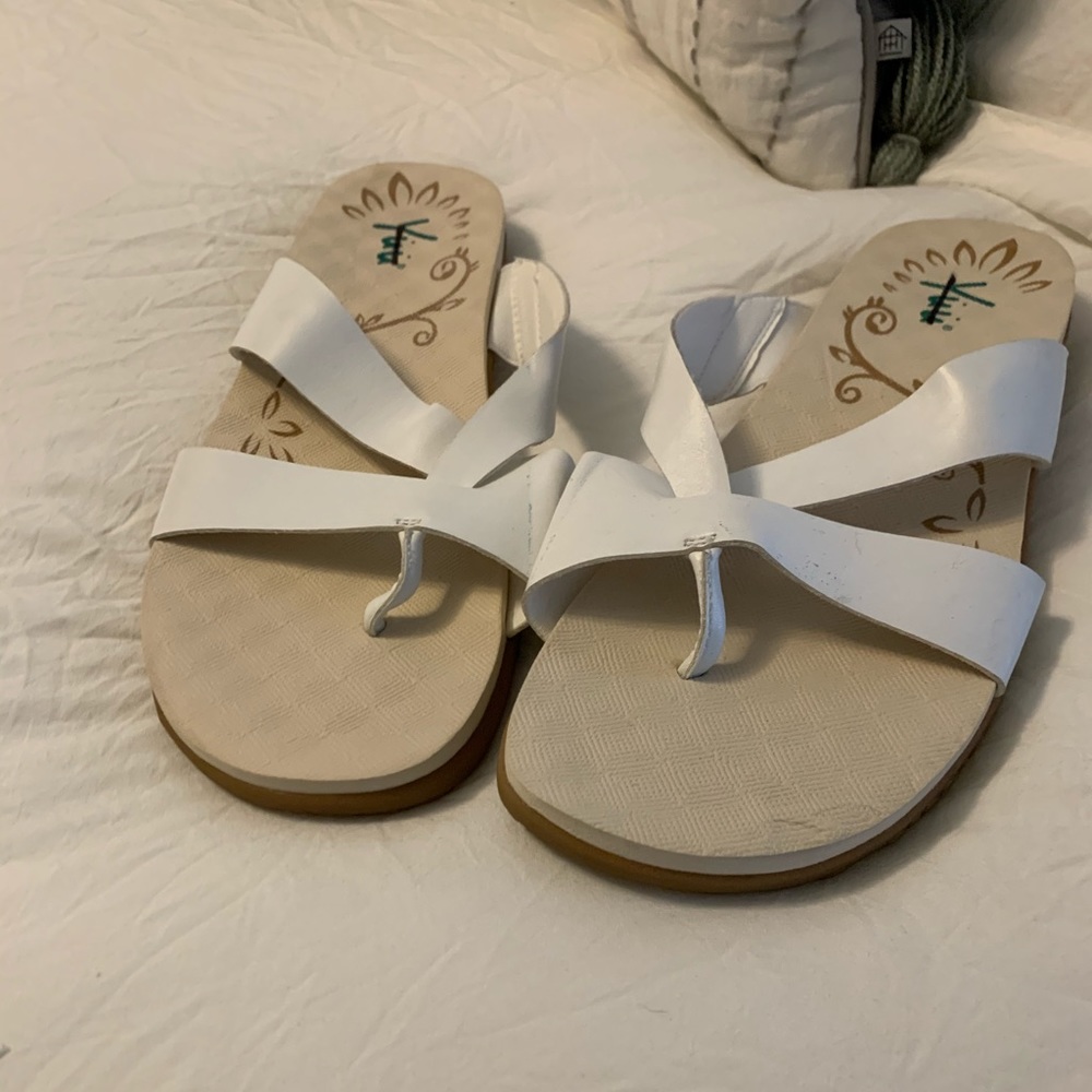 Yuu Sandals. New never worn Size 10